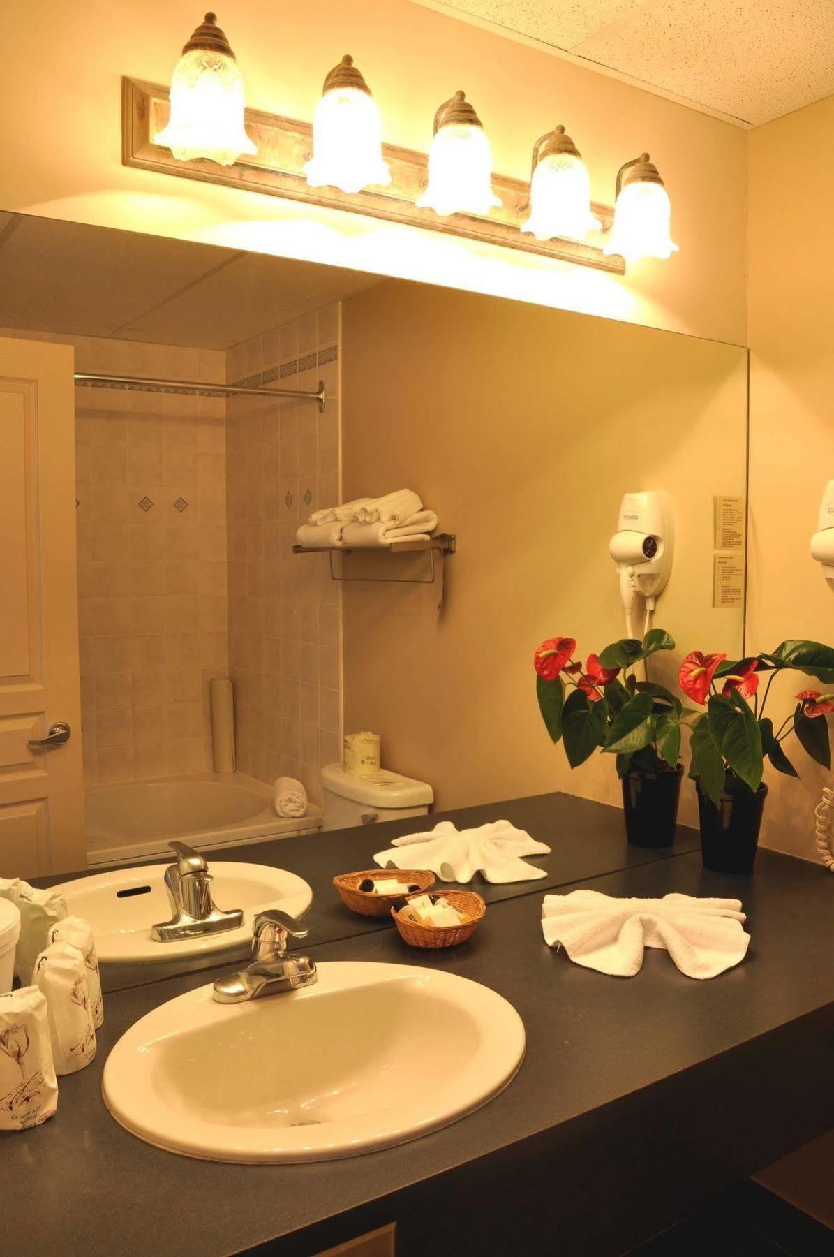 Hotel Verso Magog ภายนอก รูปภาพ